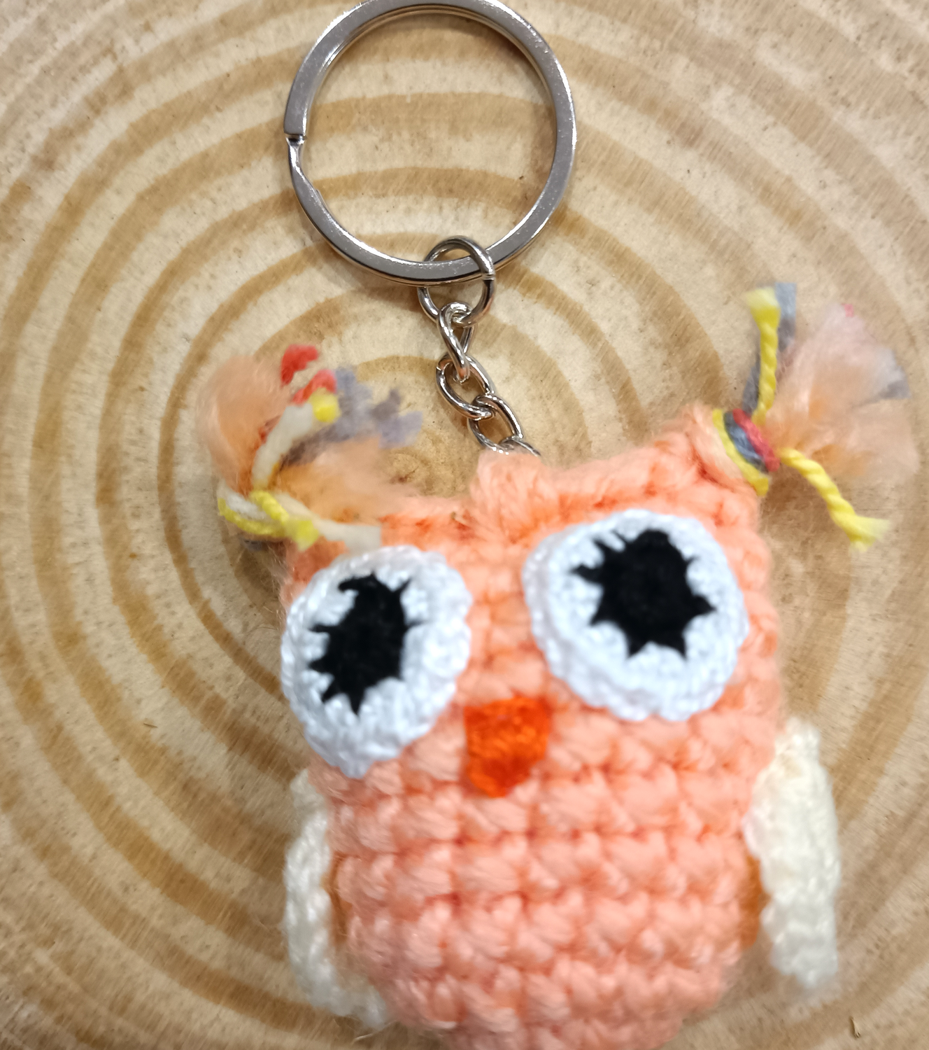 Porte-clés hibou saumon avec ailes jaune clair   fait à la main