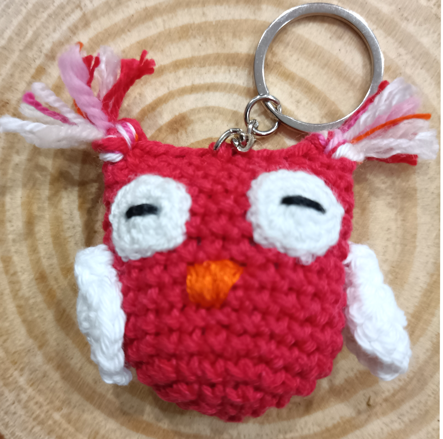 Llavero búho rojo con alitas blancas hecho a mano a crochet