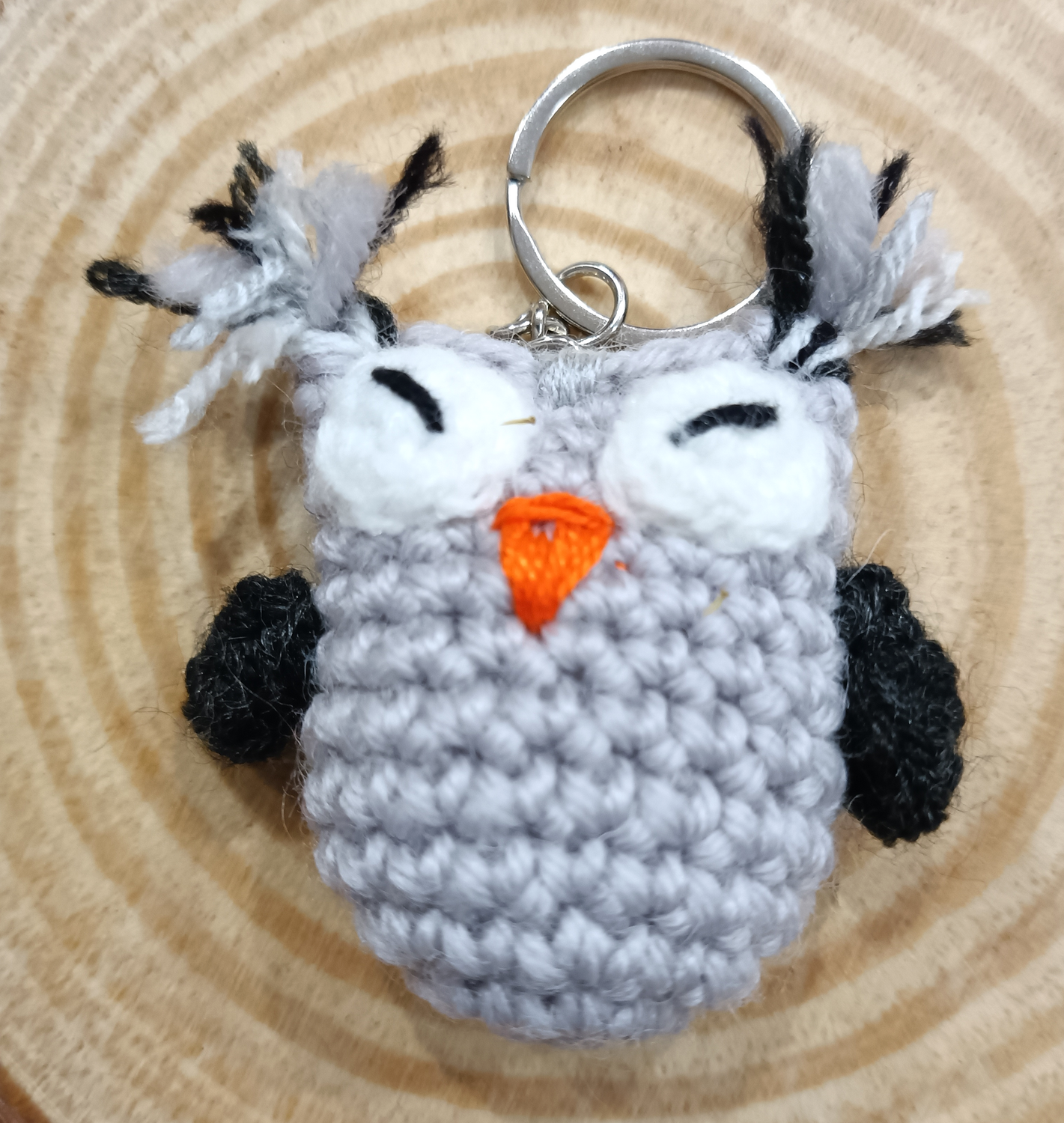 Porte-clés hibou gris avec ailes noires. artisanat
