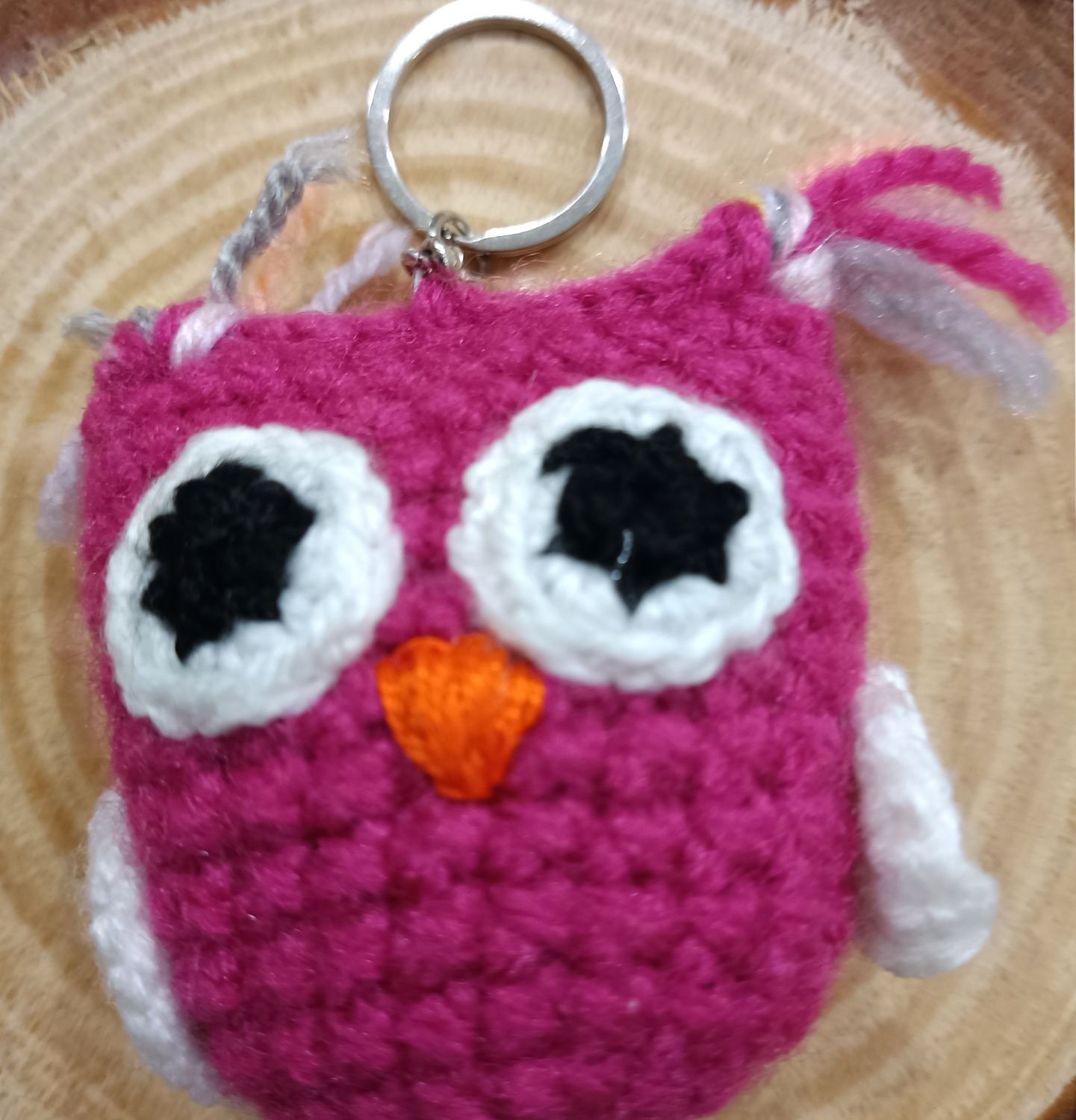 Llavero búho frambuesa con alitas blancas hecho a  mano a crochet
