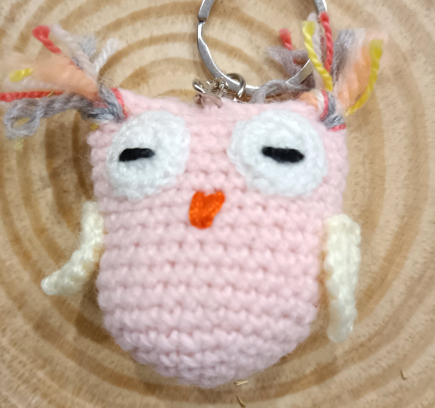 Porte-clés hibou rose avec ailes jaunes. artisanat