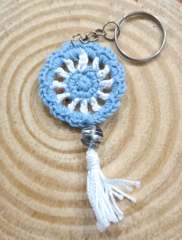 Llavero atrapasueños algodón azul y blanco. hecho a mano a crochet
