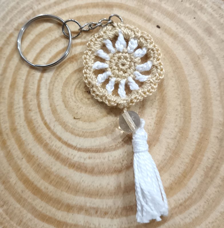 Llavero atrapasueños beige y blanco hecho a mano a crochet