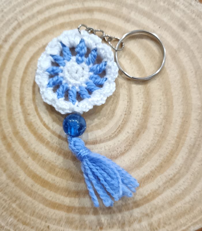 Llavero atrapasueños blanco y azul intenso hecho a mano