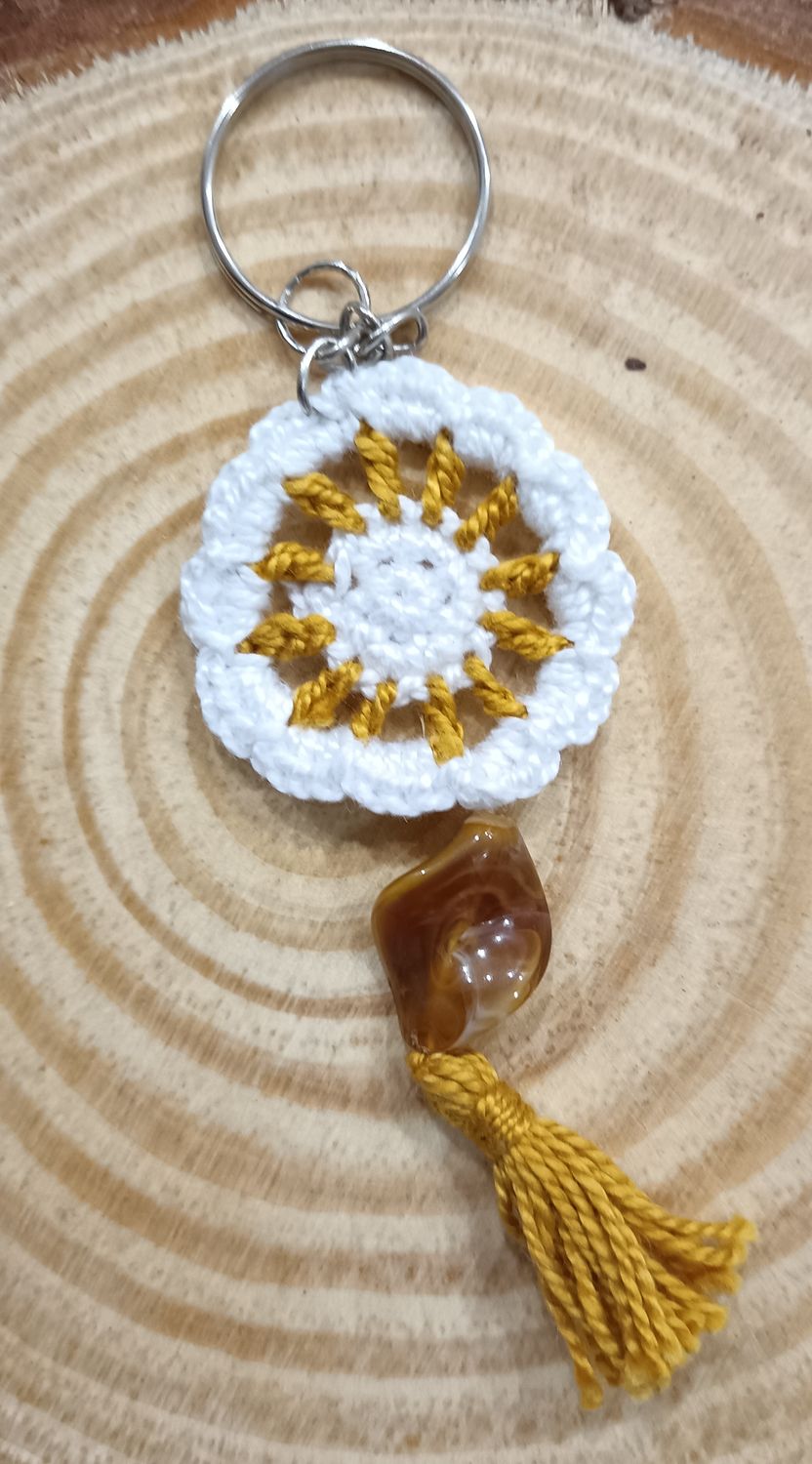 Llavero atrapasueños blanco y ocre hecho a mano