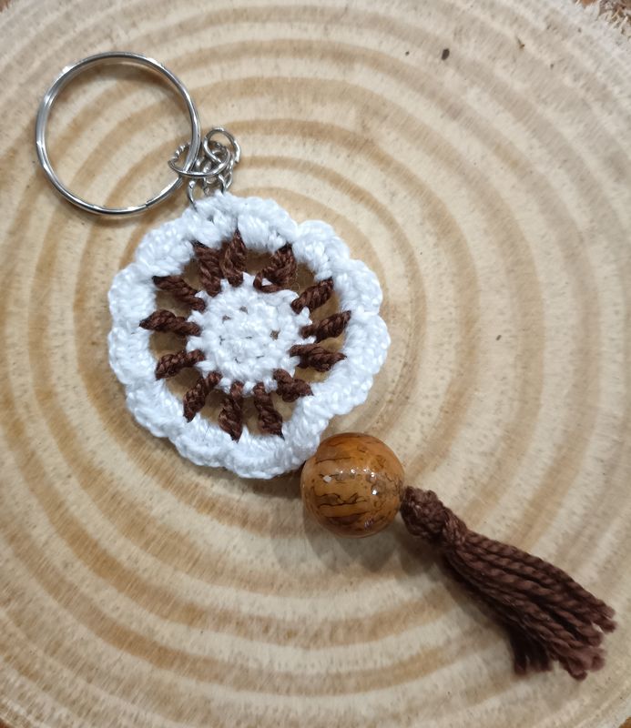 Llavero atrapasueños blanco y marrón hecho a mano
