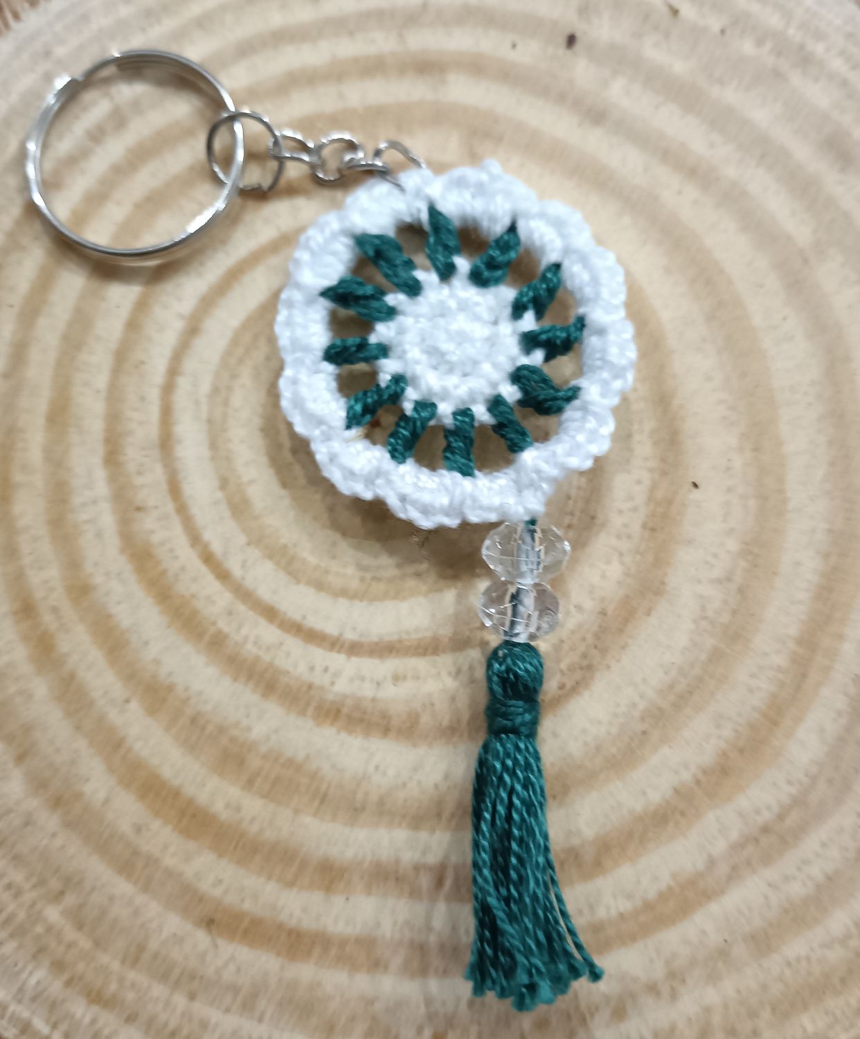 Porte-clés attrape-rêves blanc et vert foncé   fait à la main