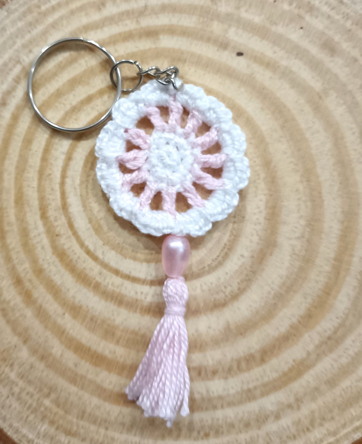 Llavero atrapasueños blanco y rosa claro hecho a mano