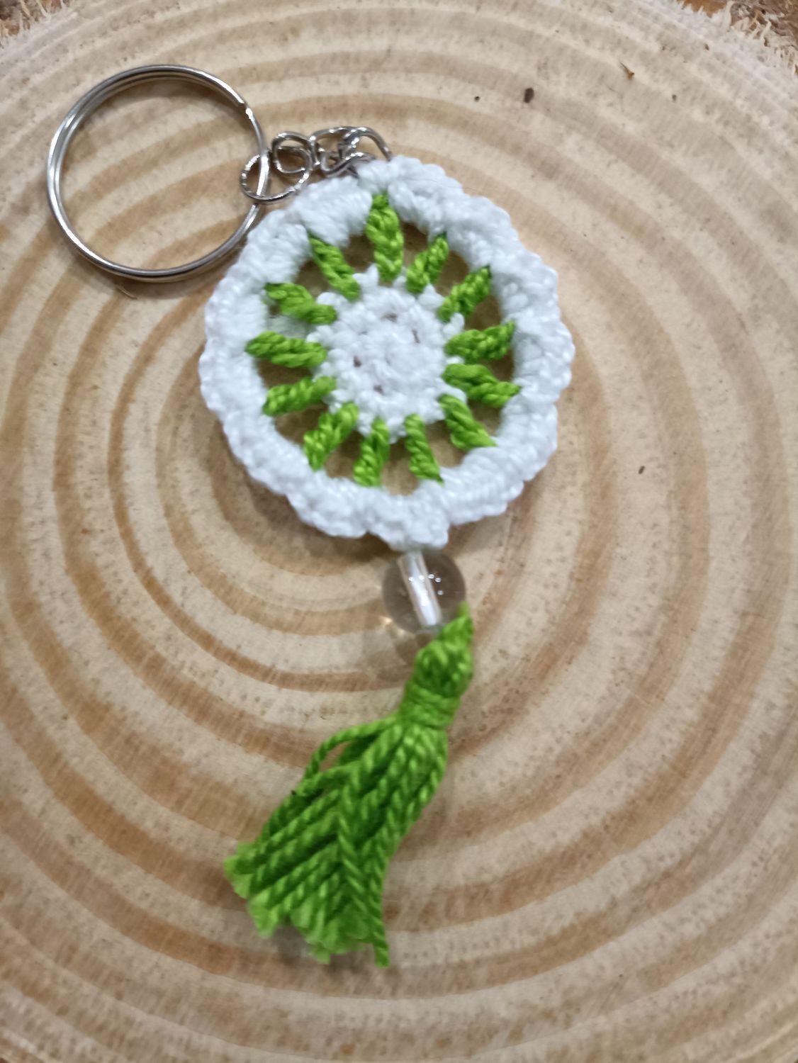 Porte-clés attrape-rêves blanche et vert-feuille   fait à la main