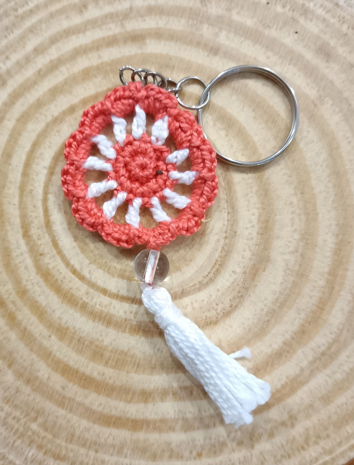 Porte-clés attrape-rêves corail et blanc   fait à la main