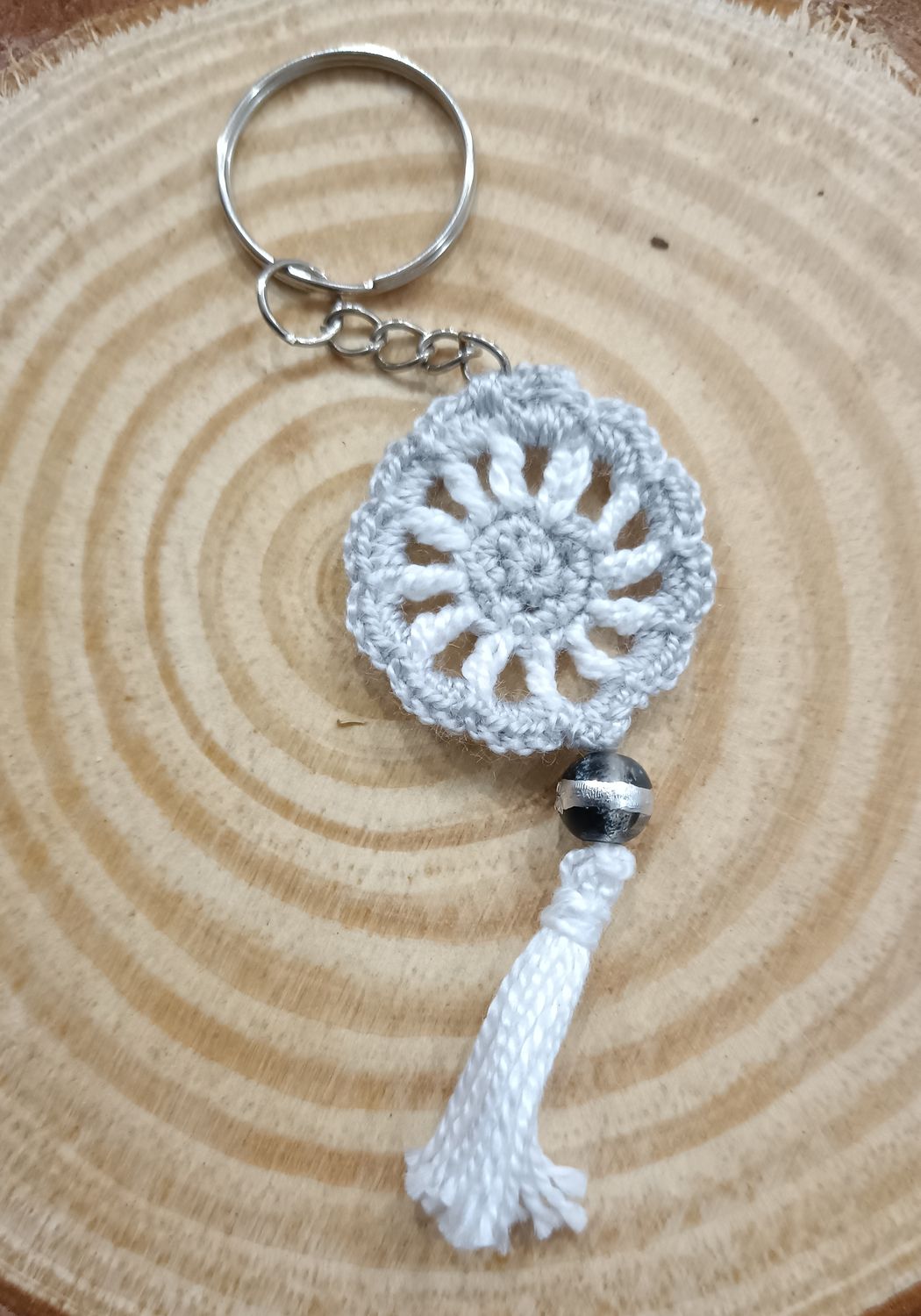 Porte-clés attrape-rêves gris et blanc   fait à la main
