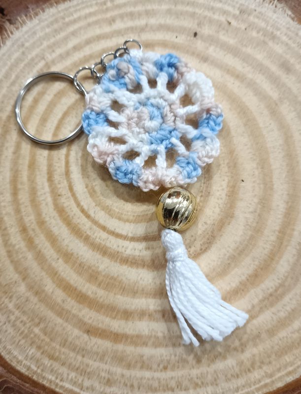 Llavero atrapasueños multicolor azul beige. Artesanía