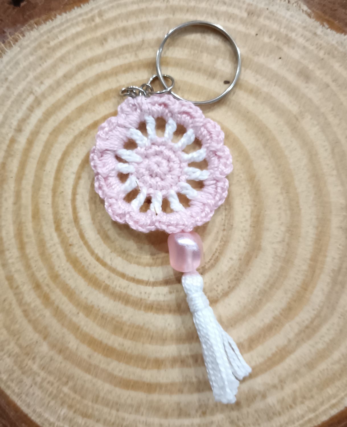 Llavero atrapasueños rosa claro y blanco hecho a mano
