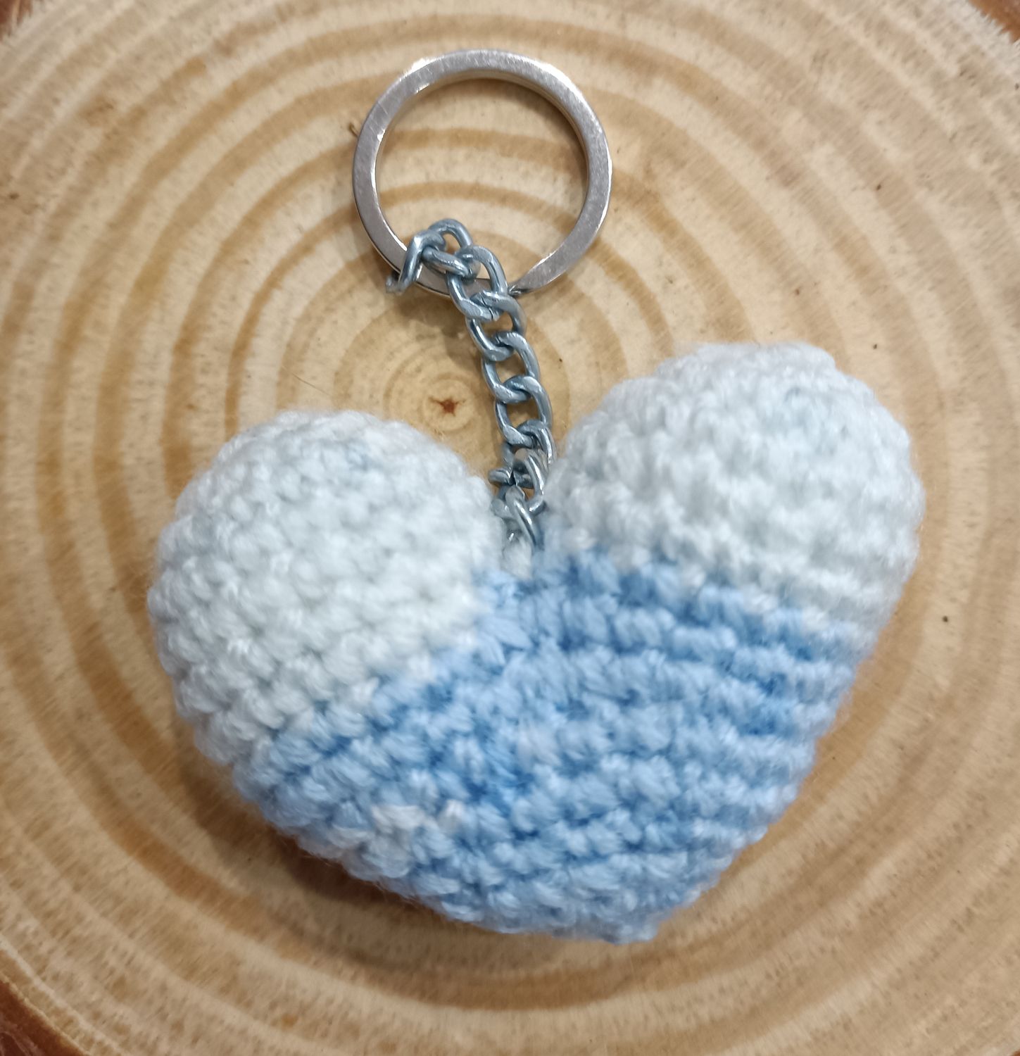 Llavero corazón bicolor azul artesanía