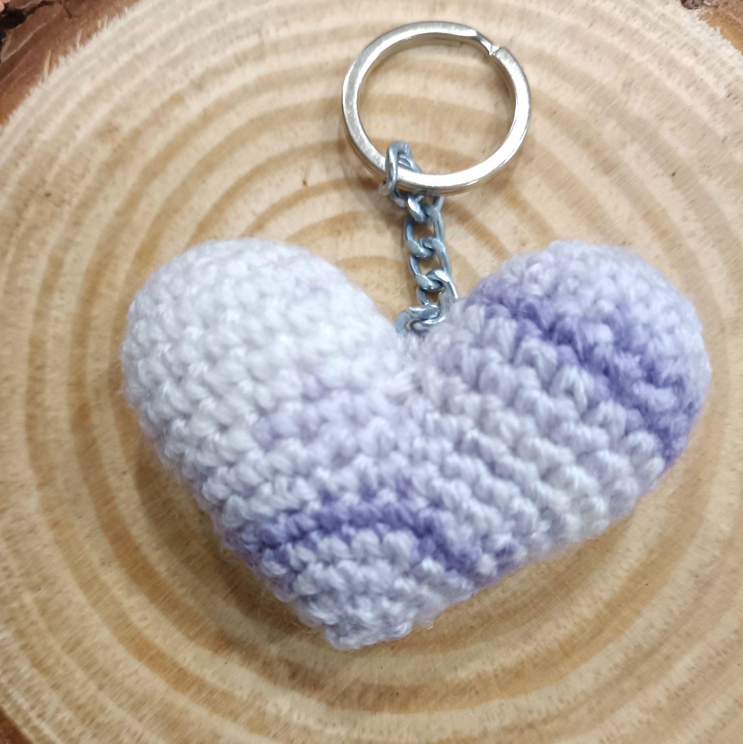 Llavero corazón bicolor malva artesanía