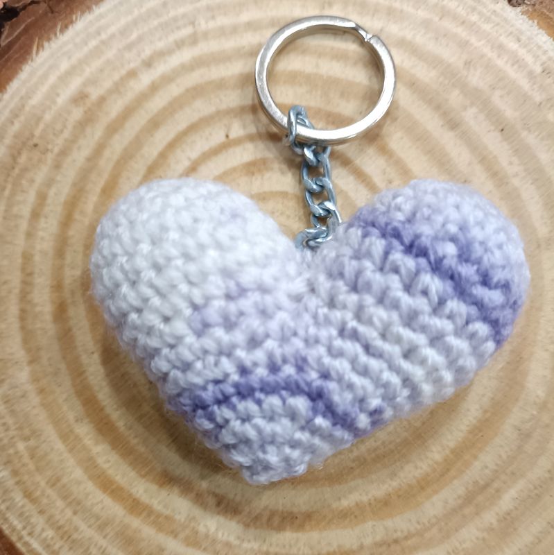 Llavero corazón bicolor malva artesanía