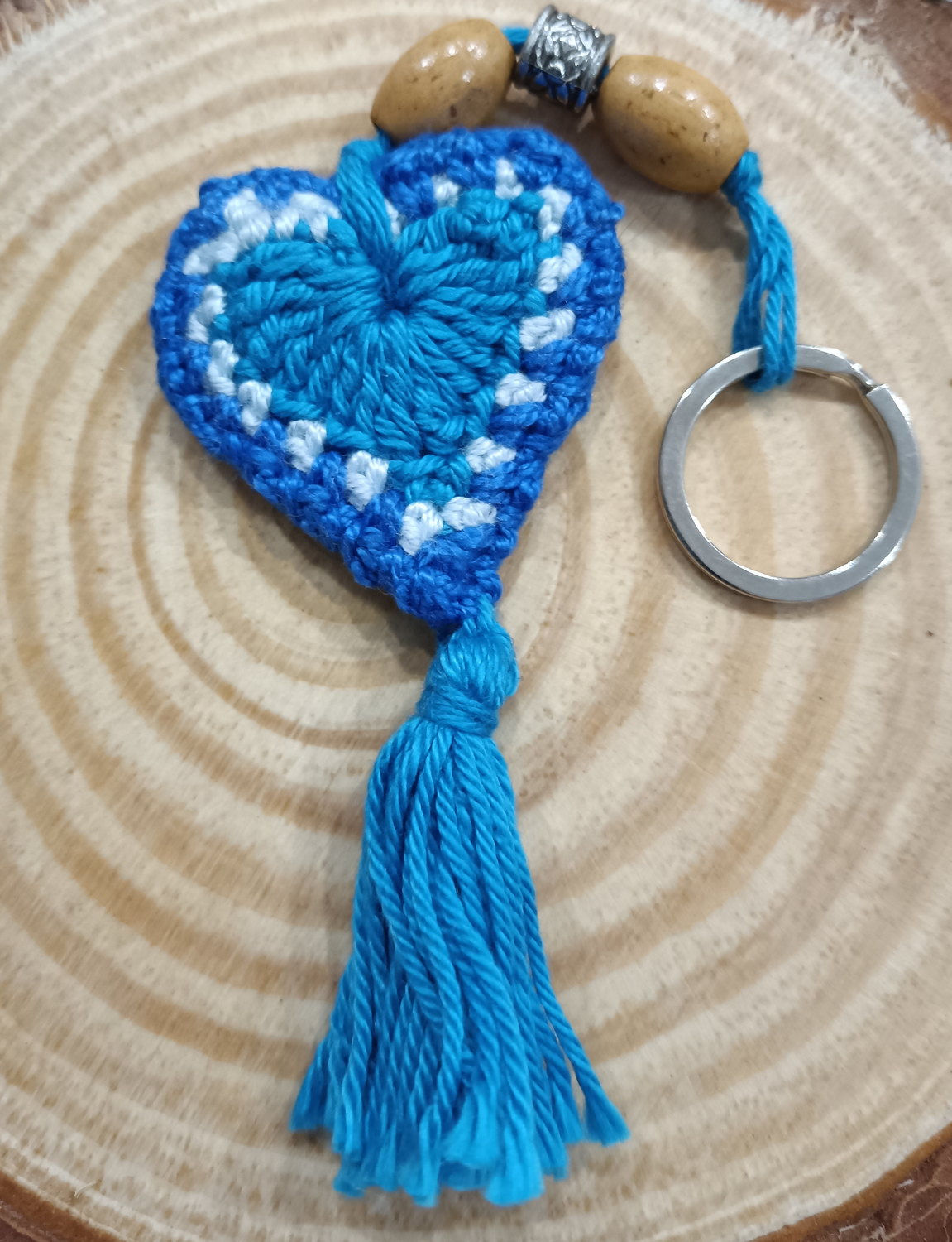 Llavero corazón azulón hecho a mano a crochet