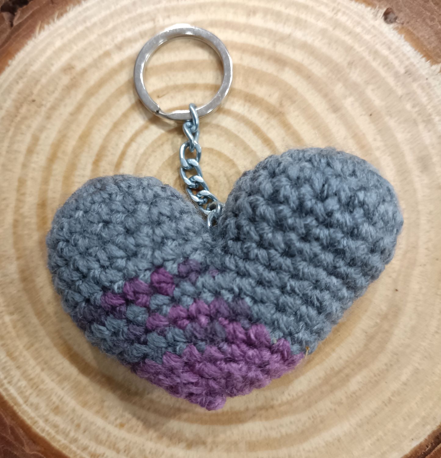 Llavero corazón bicolor gris y morado hecho a mano a crochet