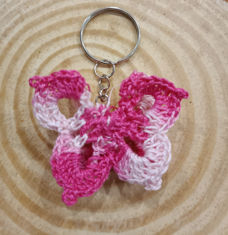 Llavero mariposa bicolor hecho a mano a crochet