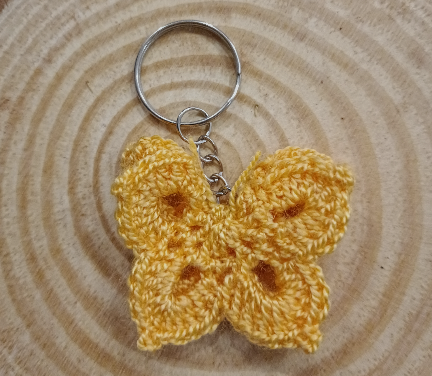 Llavero mariposa calabaza hecho a mano