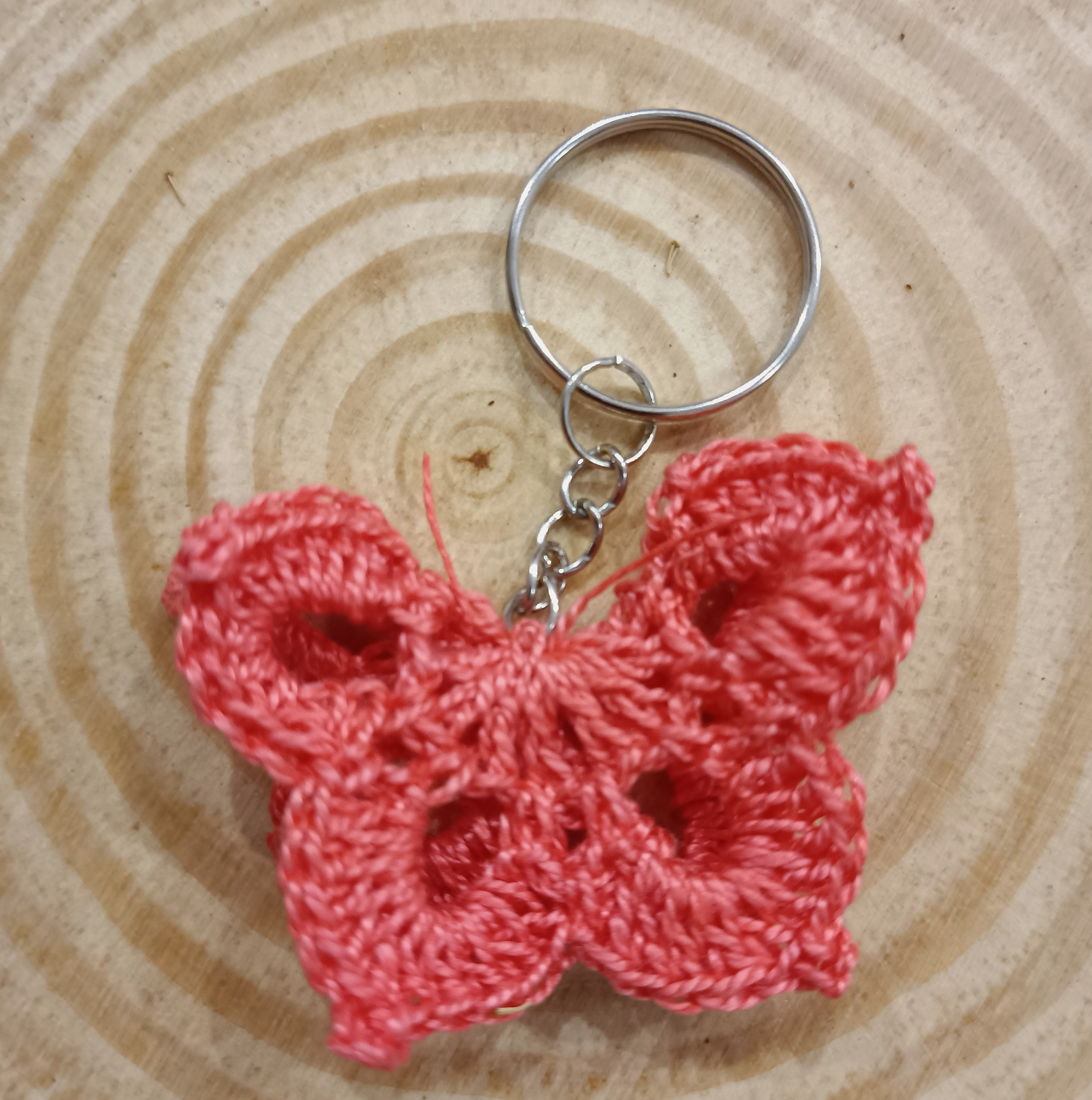 Llavero mariposa coral hecho a mano