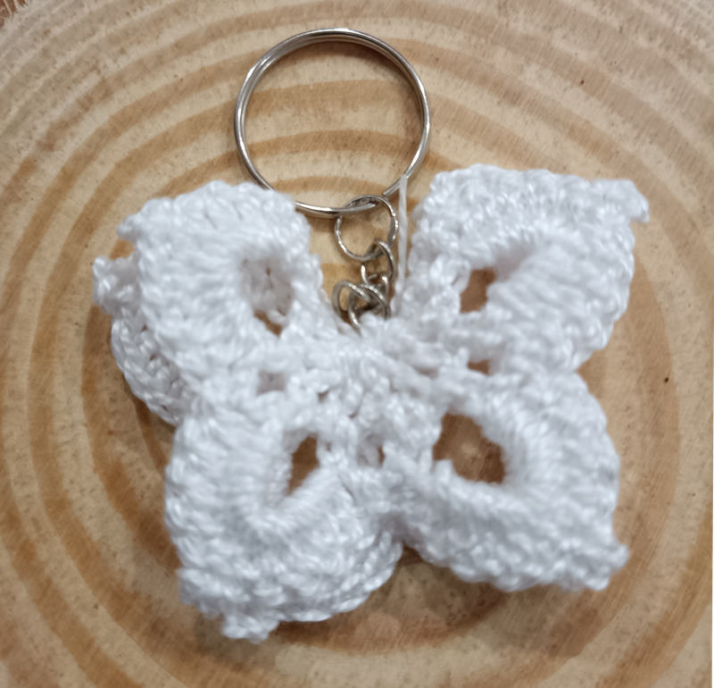 Llavero mariposa blanca hecho a mano