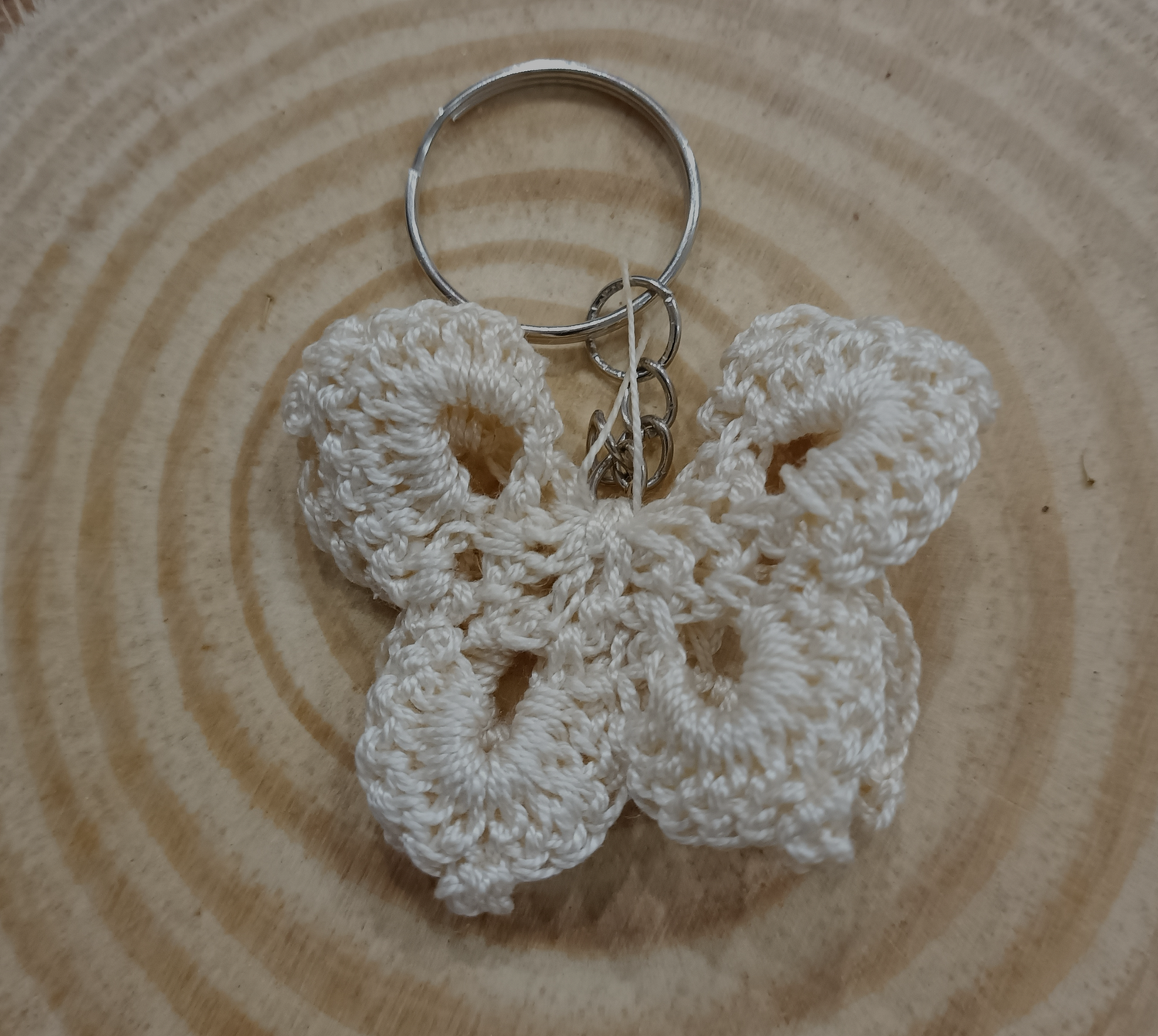 Llavero mariposa crudo medio hecho a mano