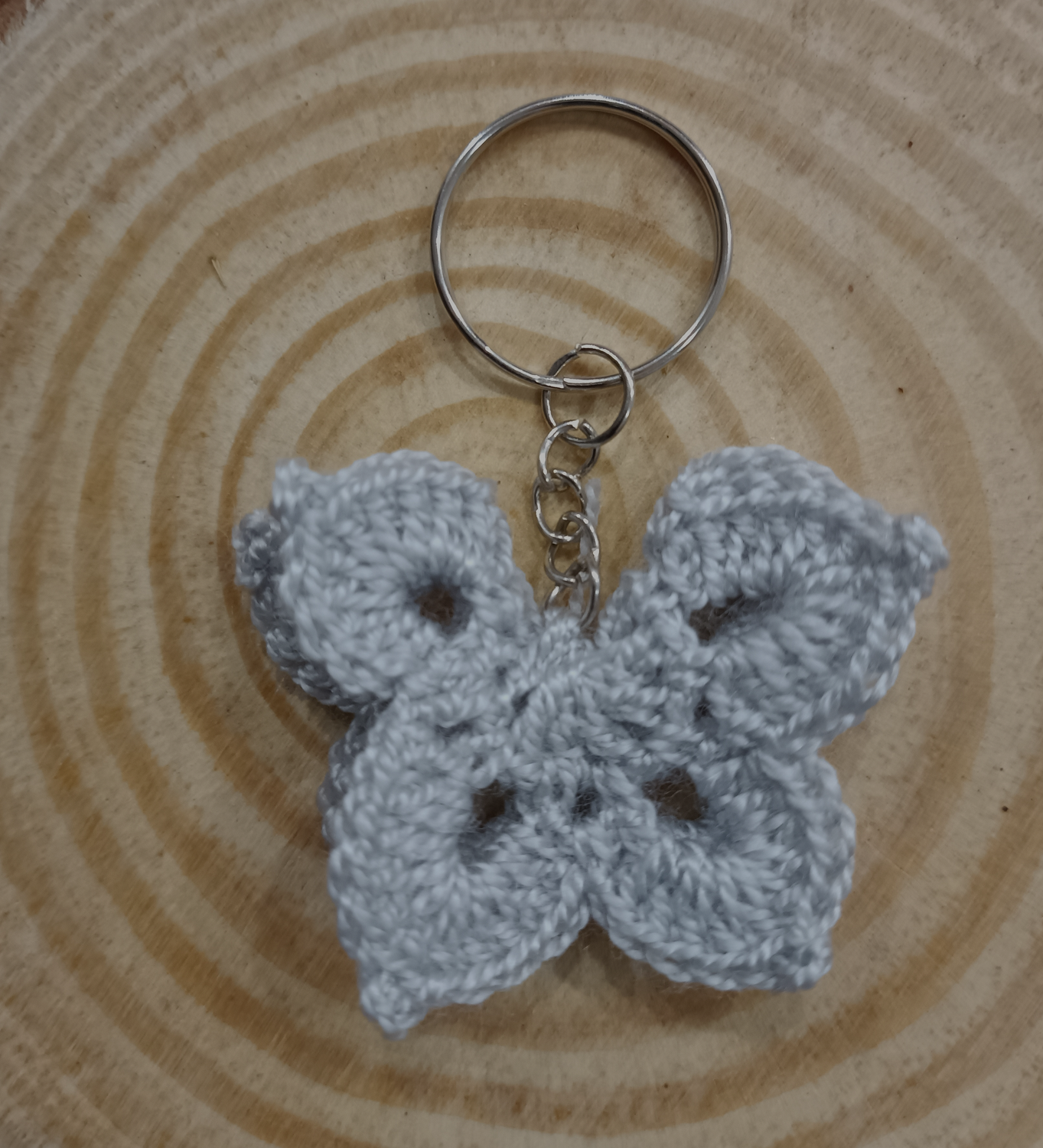 Llavero mariposa gris perla hecho a mano