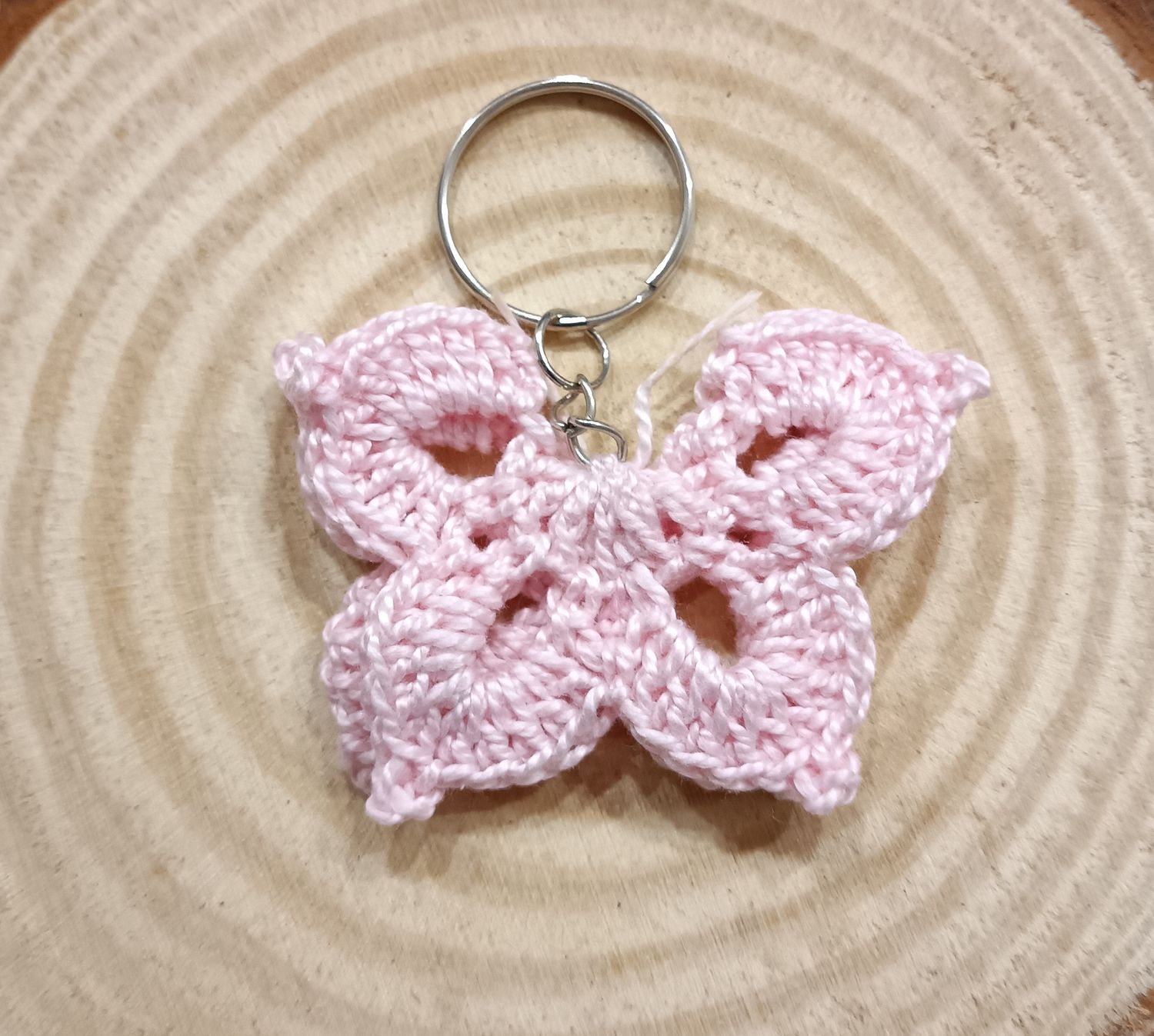 Llavero mariposa rosa claro hecho a mano