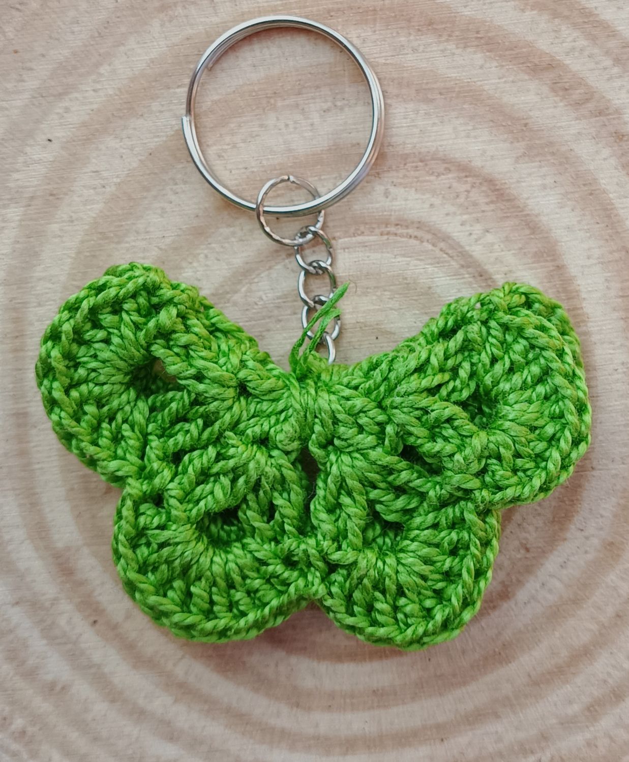 Llavero mariposa verde musgo 1 artesanía