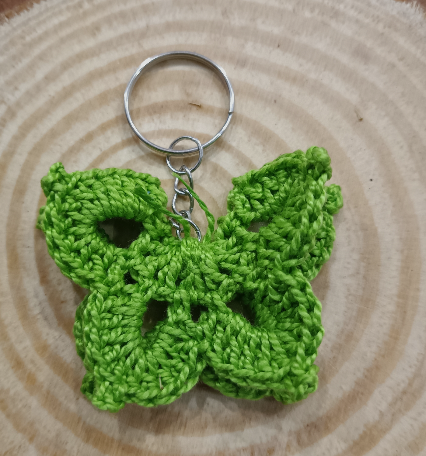 Llavero mariposa verde musgo hecho a mano