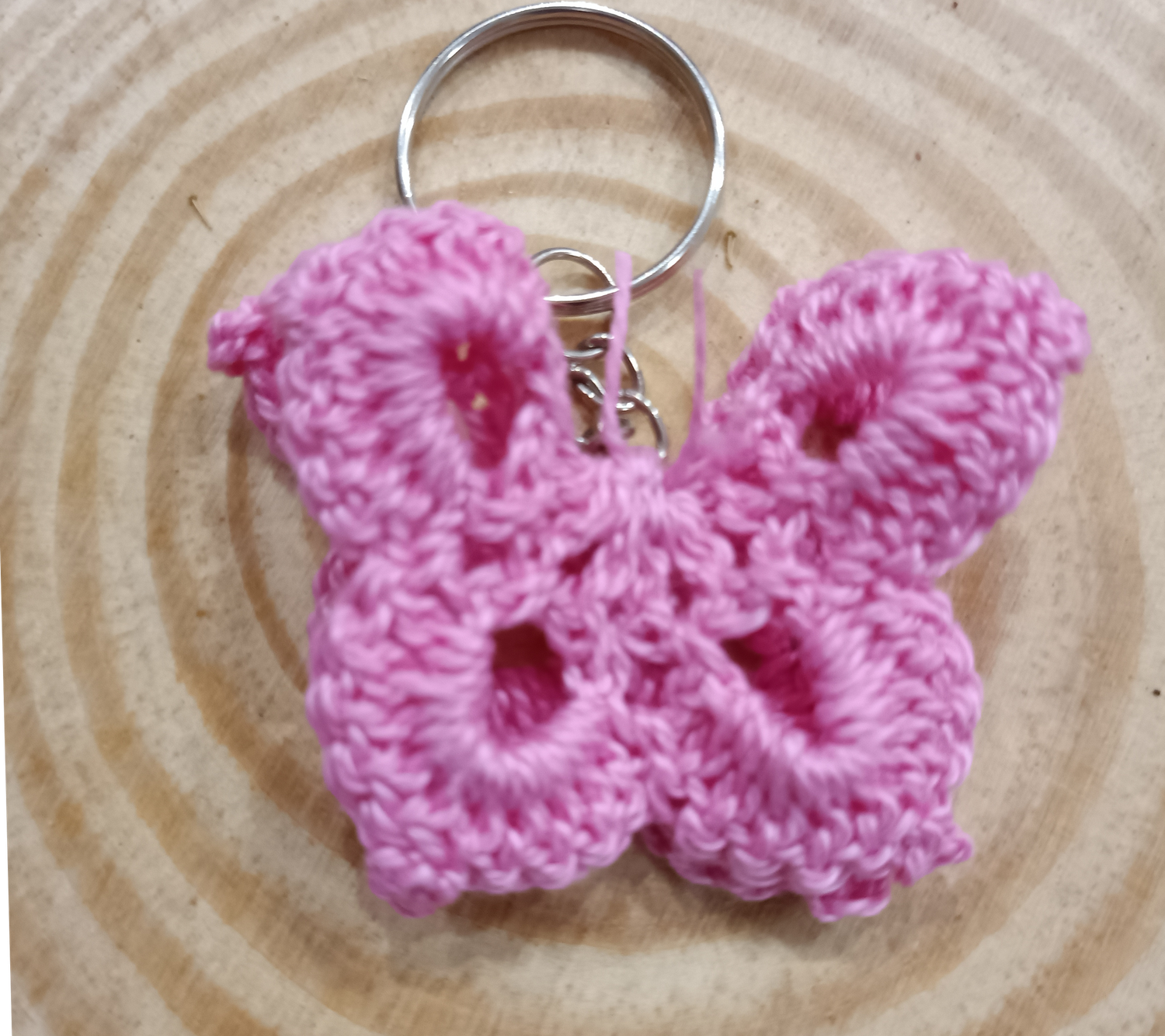 Llavero mariposa rosa intenso hecho a mano