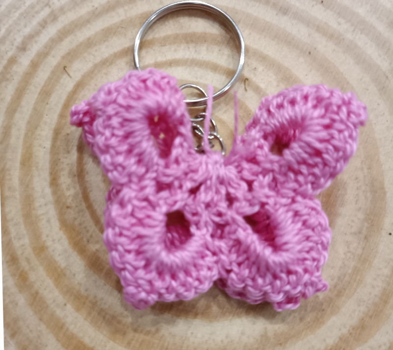 Llavero mariposa rosa intenso hecho a mano