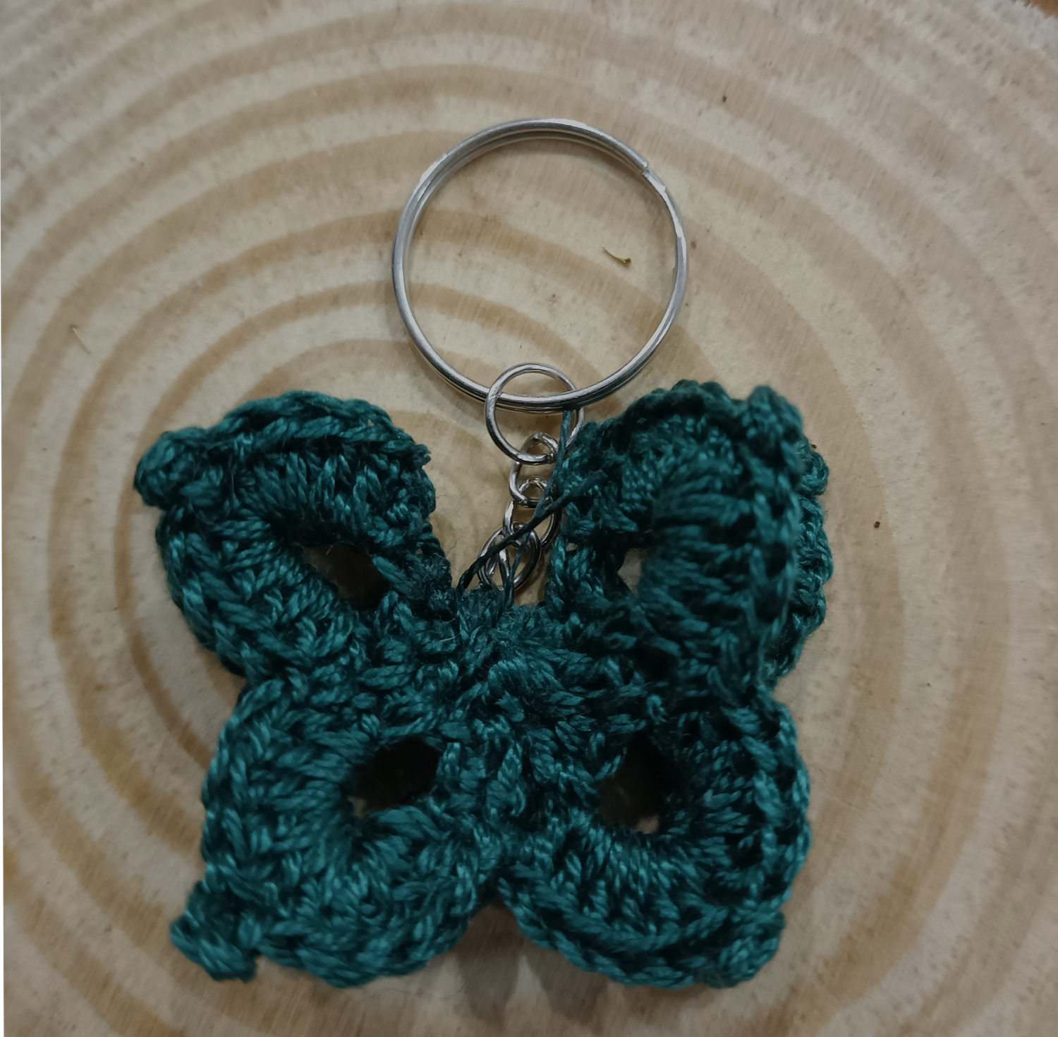Llavero mariposa verde oscuro hecho a mano