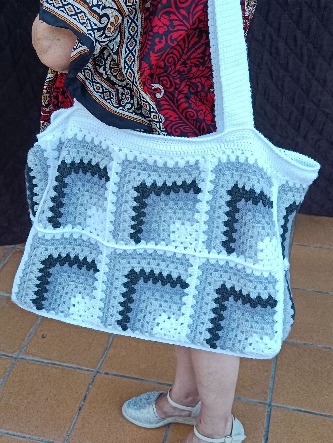 Bolso blanco-gris hecho a mano en crochet