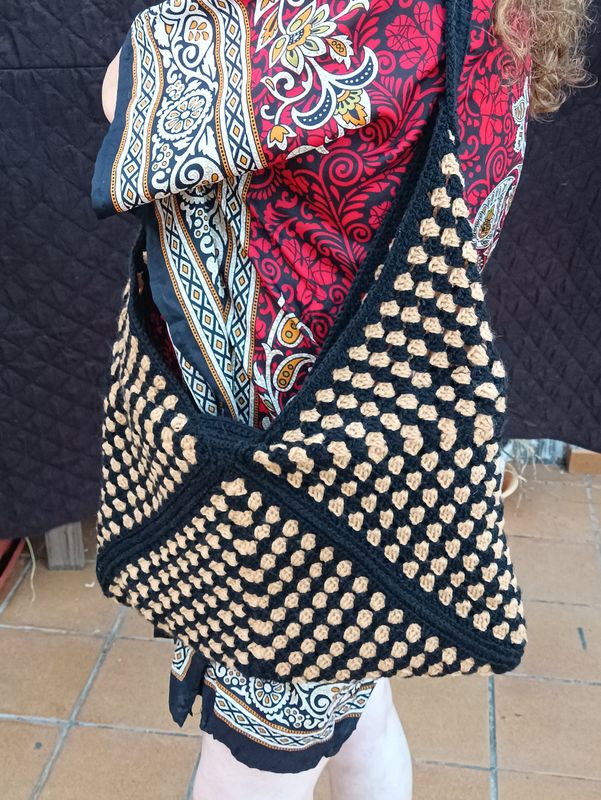 Bolso marrón hecho a mano en crochet