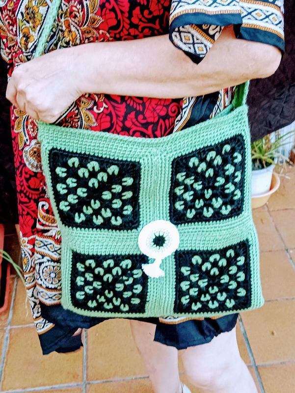 Sac vert avec oeil turc fait à la main au crochet