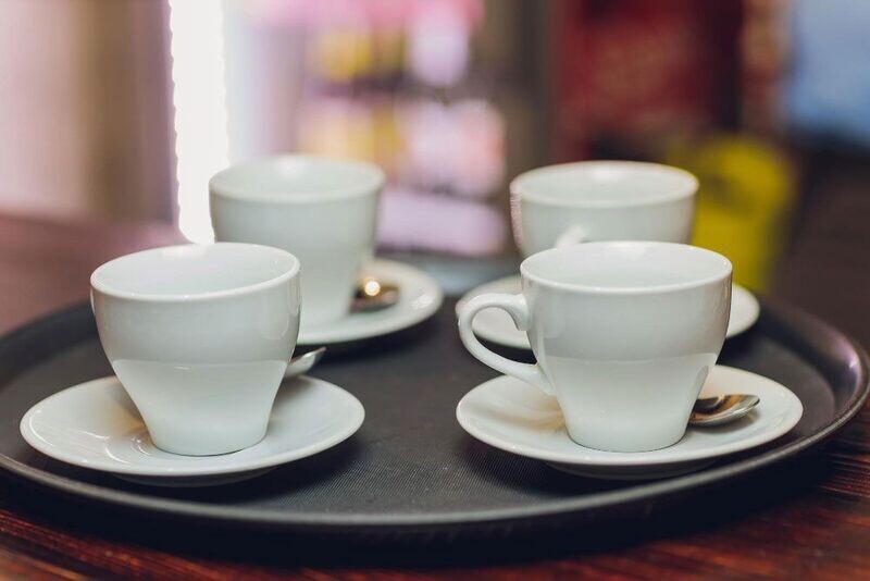 Service de tasses avec soucoupes