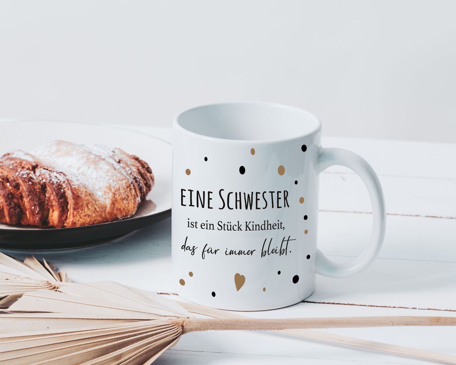 Personalisierbare Tasse „Eine Schwester ist ein Stück Kindheit, das für immer bleibt.“