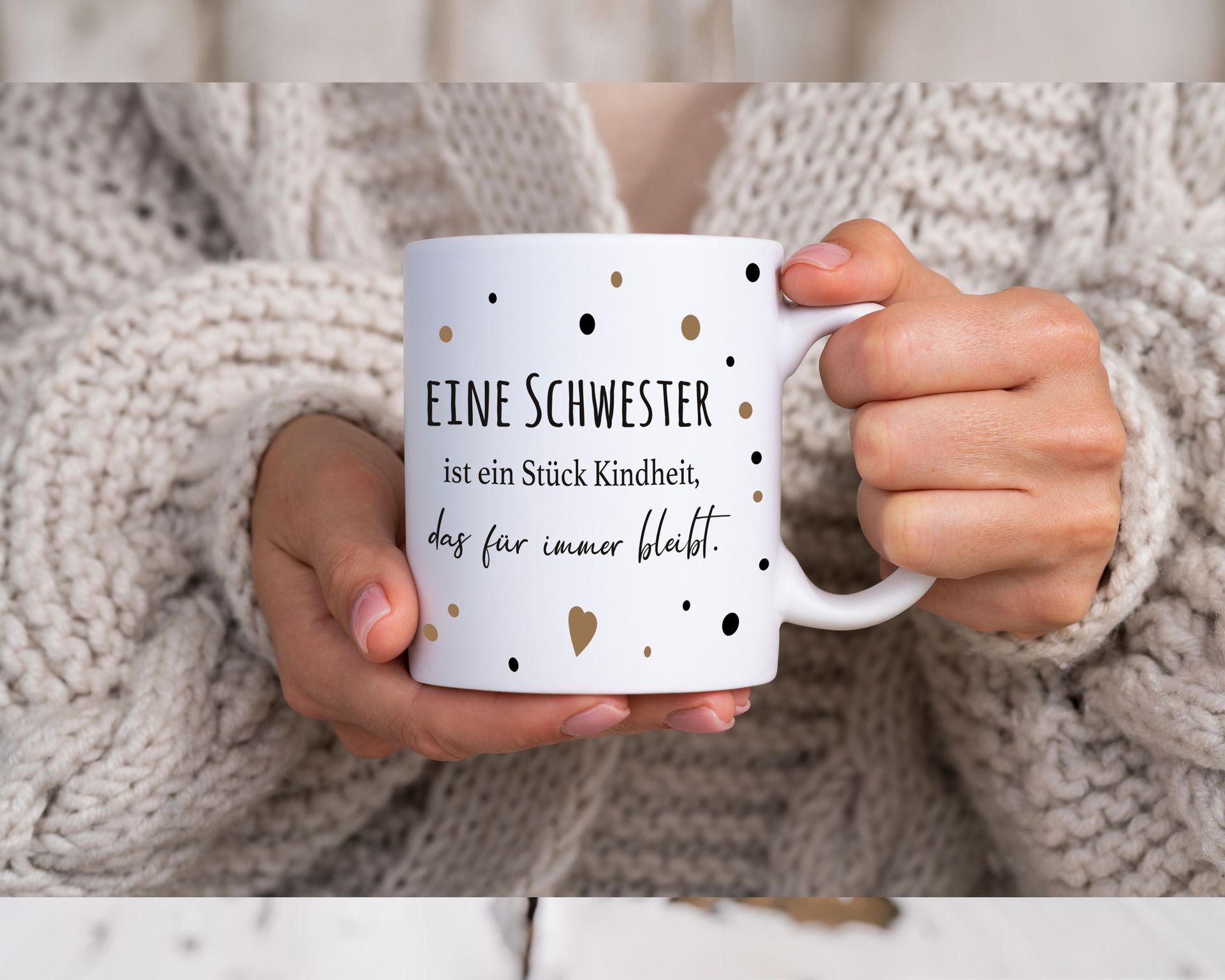 Personalisierbare Tasse „Eine Schwester ist ein Stück Kindheit, das für immer bleibt.“