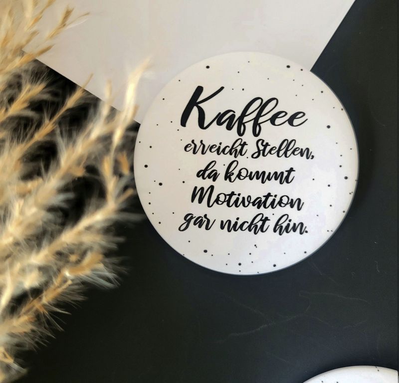 Großer Magnet für Pinnwand oder Kühlschrank mit Spruch "Kaffee erreicht Stellen, da kommt Motivation gar nicht hin"