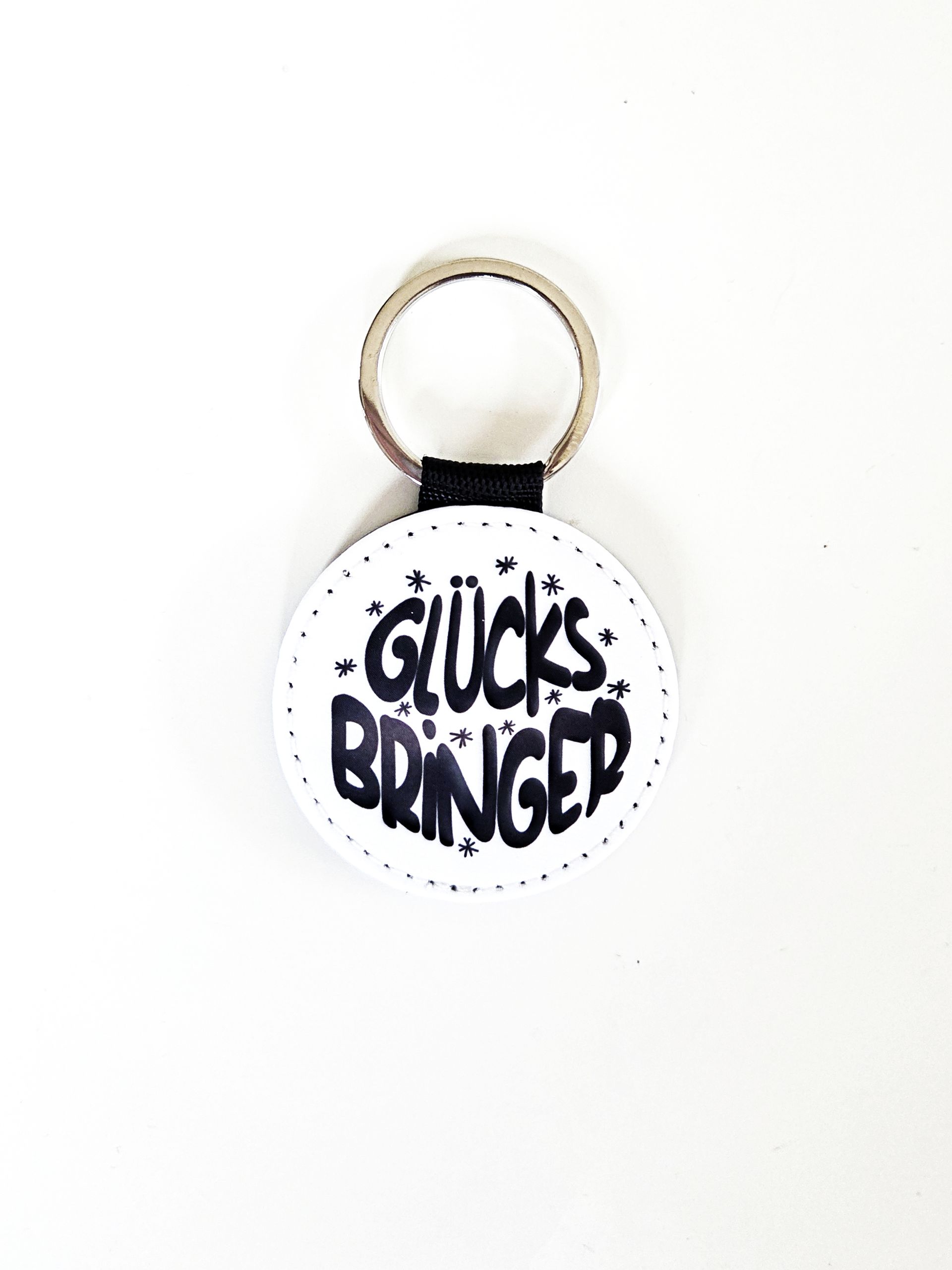 Handgefertigter Schlüsselanhänger mit Spruch „Glücksbringer“ aus veganem Leder