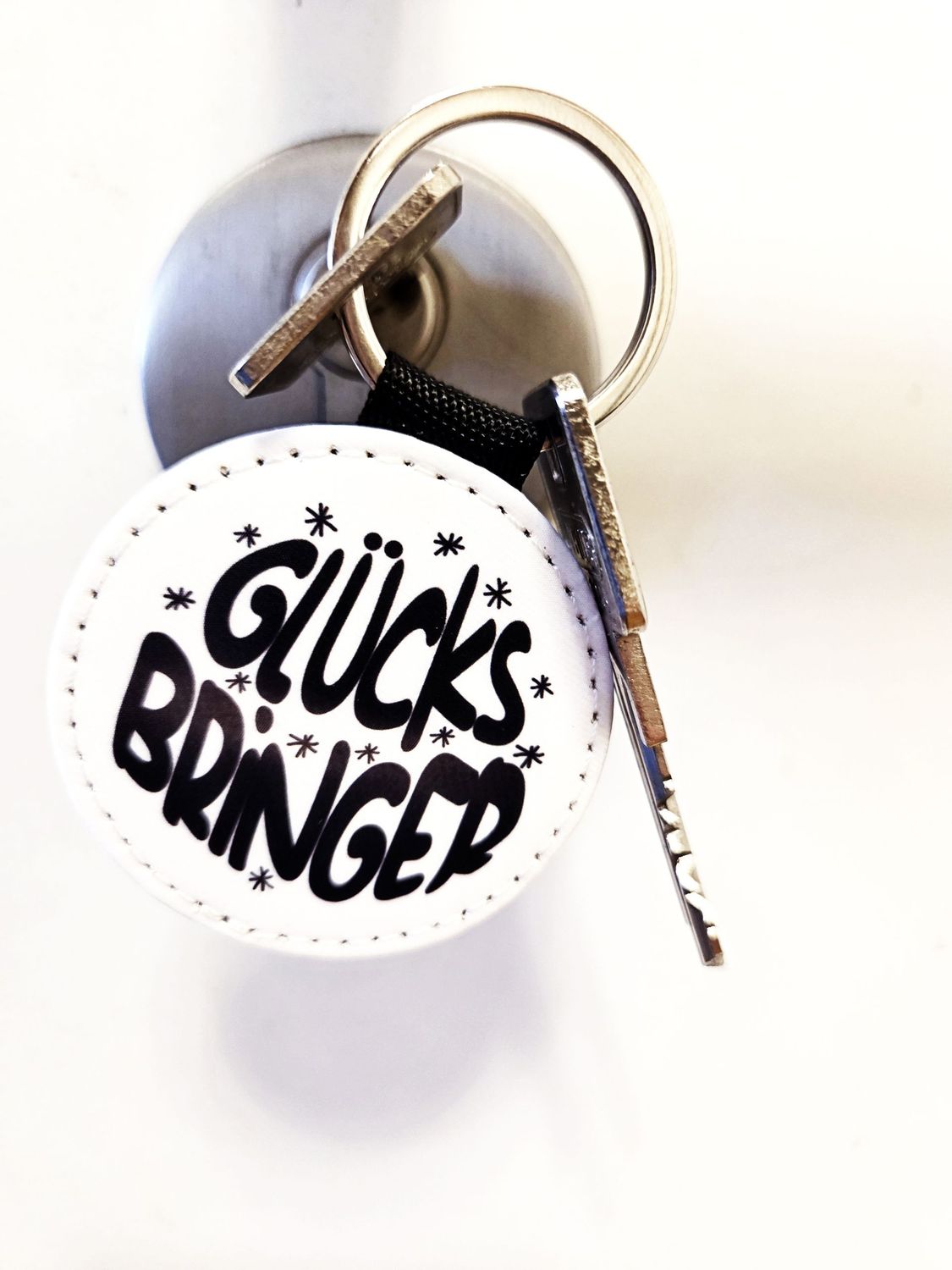 Handgefertigter Schlüsselanhänger mit Spruch „Glücksbringer“ aus veganem Leder​