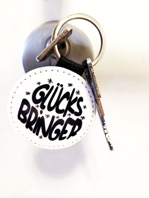 Handgefertigter Schlüsselanhänger mit Spruch „Glücksbringer“ aus veganem Leder Handgefertigter Schlüsselanhänger mit Spruch „Glücksbringer“ aus veganem Leder