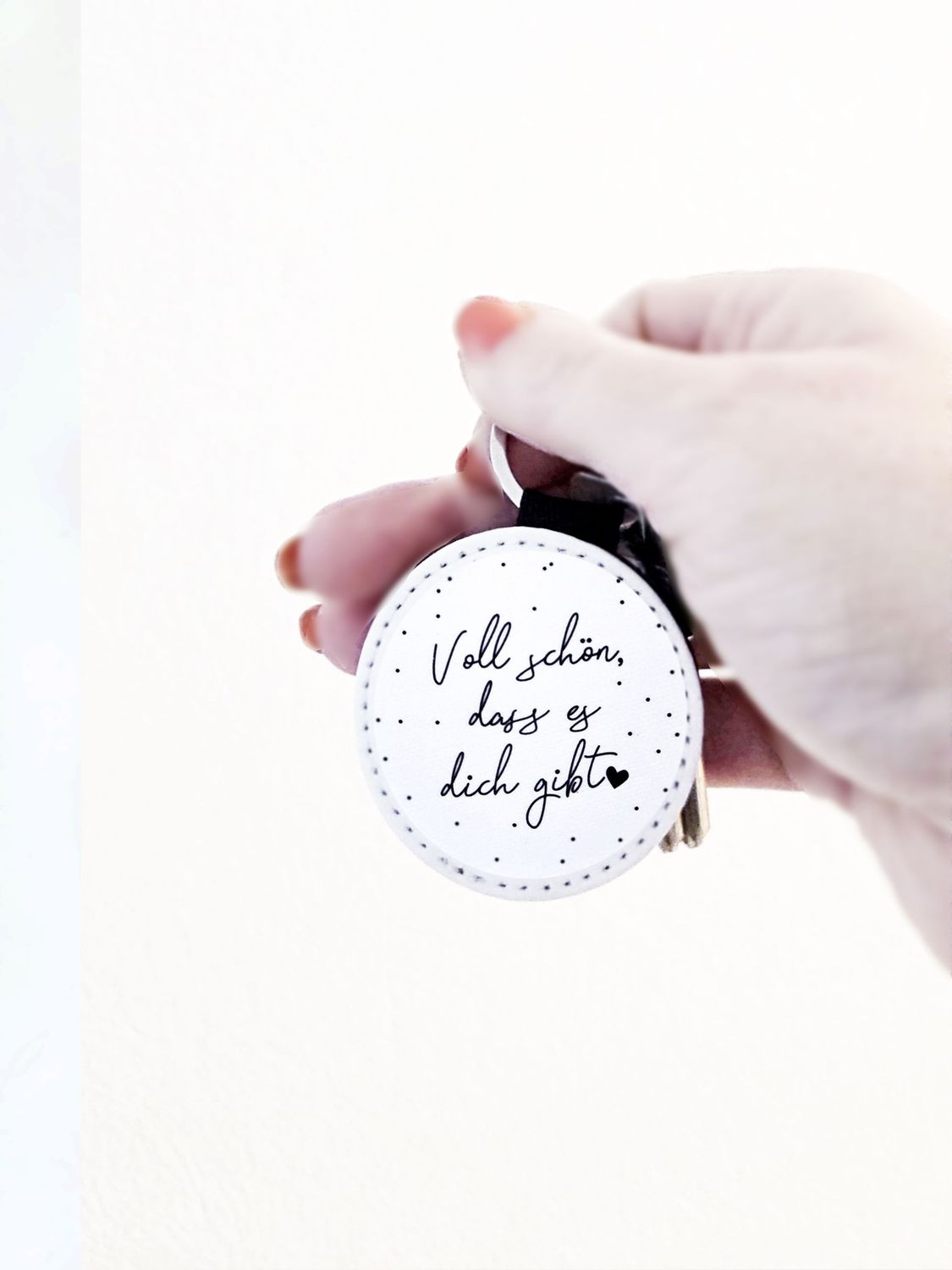 Handgefertigter Schlüsselanhänger mit Spruch „Voll schön, dass es dich gibt“ aus veganem Leder​