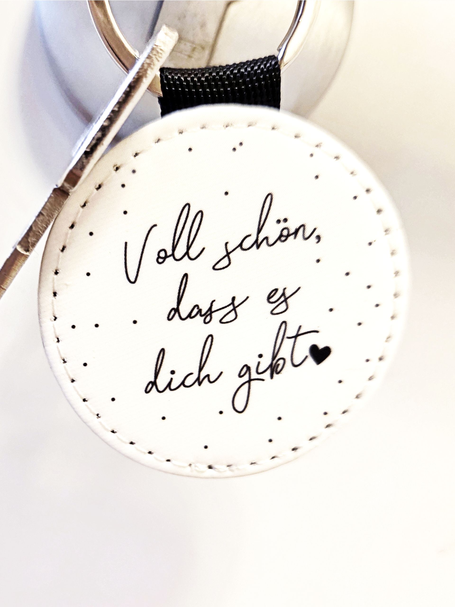 Handgefertigter Schlüsselanhänger mit Spruch „Voll schön, dass es dich gibt“ aus veganem Leder