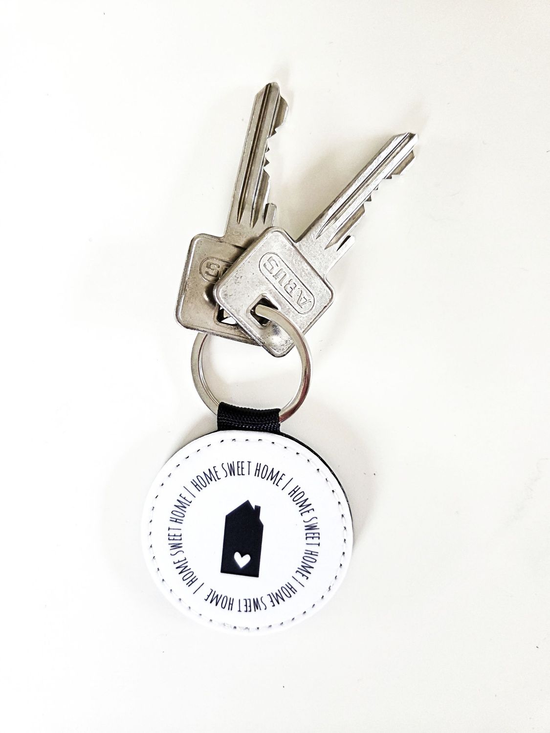 Handgefertigter Schlüsselanhänger mit Spruch „home sweet home“ aus veganem Leder Handgefertigter Schlüsselanhänger mit Spruch „home sweet home“ aus veganem Leder