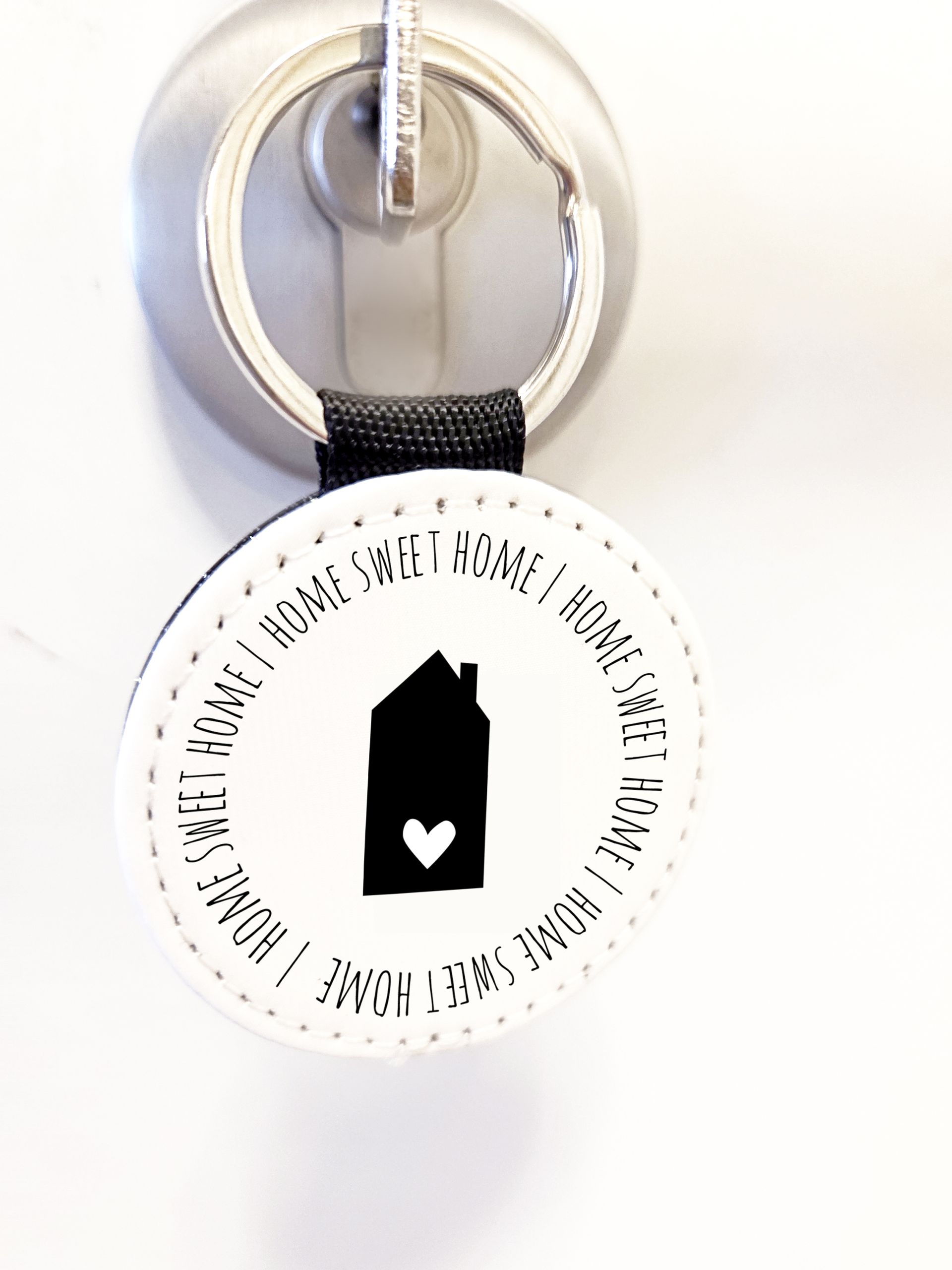 Handgefertigter Schlüsselanhänger mit Spruch „home sweet home“ aus veganem Leder