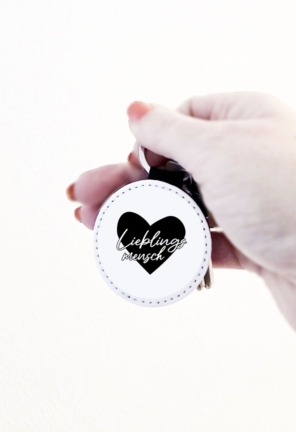 Handgefertigter Schlüsselanhänger mit Spruch „Lieblingsmensch“ aus veganem Leder Handgefertigter Schlüsselanhänger mit Spruch „Lieblingsmensch“ aus veganem Leder