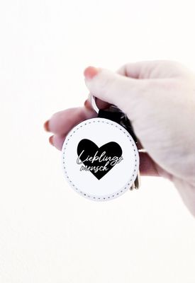 Handgefertigter Schlüsselanhänger mit Spruch „Lieblingsmensch“ aus veganem Leder Handgefertigter Schlüsselanhänger mit Spruch „Lieblingsmensch“ aus veganem Leder